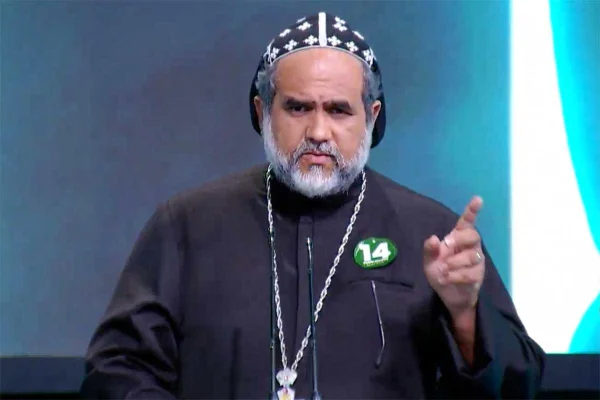 Padre Kelmon sai em defesa de Bolsonaro no debate: “Cinco contra dois”