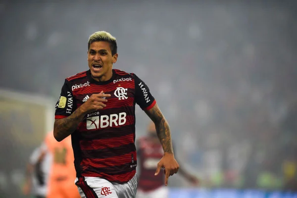 Jogador comemora gol