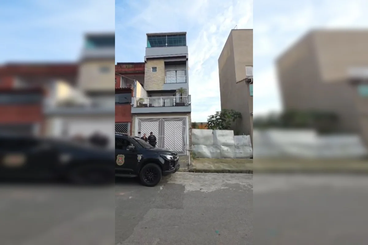Na casa do suspeito, PCDF apreendeu aparelhos eletrônicos e carro de luxo Na casa do suspeito, PCDF apreendeu aparelhos eletrônicos e carro de luxo