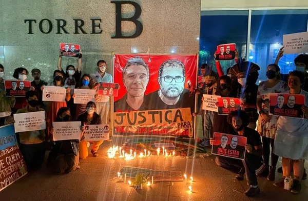 Foto colorida de manifestação sobre Dom e Bruno - Metrópoles