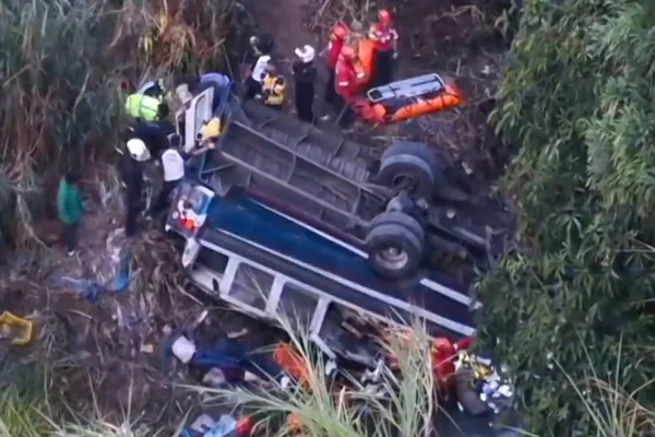 ônibus cai em barranco