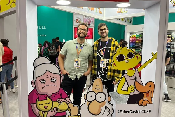 Carlos Ruas e Will Leite no estande da Faber-Castell