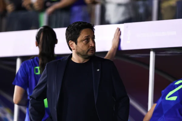 Imagem colorida do treinador Arthur Elias, que comanda a Seleção Feminina