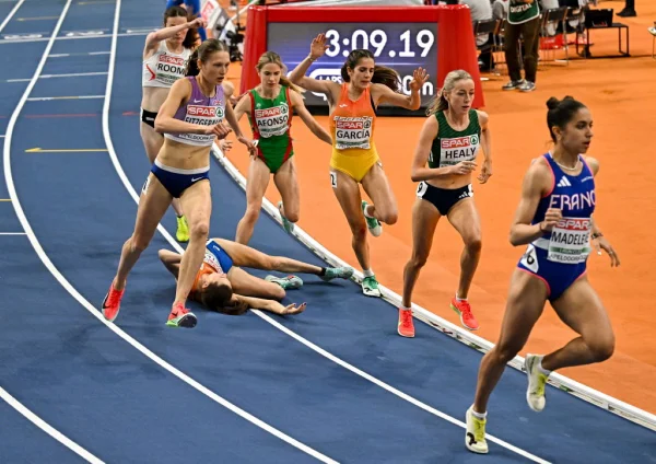 Imagem colorida de corredora que caiu durante prova de atletismo na Europa- Metrópoles