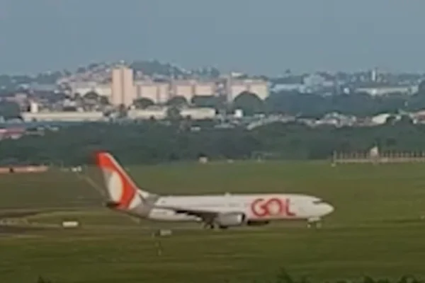 Captura de tela de vídeo que mostra pouso de emergência de avião da Gol. - Metrópoles