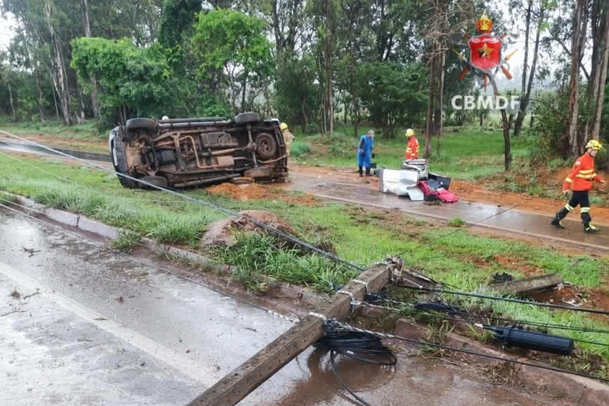Motorista fica ferido ao derrubar poste de luz no Park Way com caminhonete - imagem 2 Motorista fica ferido ao derrubar poste de luz no Park Way com caminhonete - imagem 2