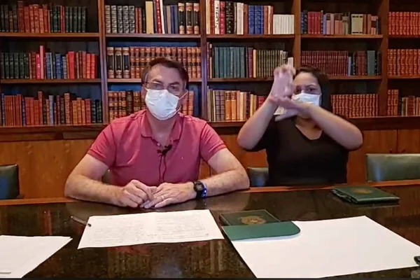 Presidente Jair Bolsonaro faz live de máscara ao lado de tradutora de libras