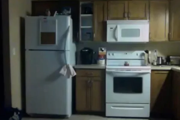 Morador deixa câmera em cozinha e filma ação de suposto espírito