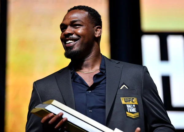 Noite de fúria: Jon Jones deu cabeçada em viatura e chamou policiais para a briga