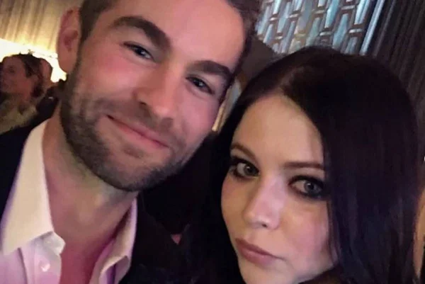 foto colorida de Chace Crawford e Michelle Trachtenberg - metrópoles