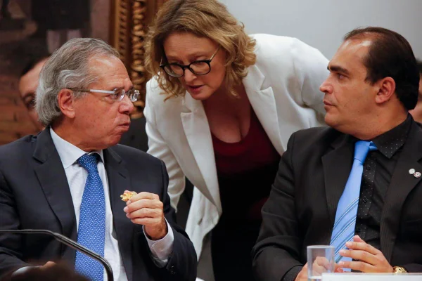 Vídeos: deputadas afirmam que foram agredidas durante confusão na CCJ