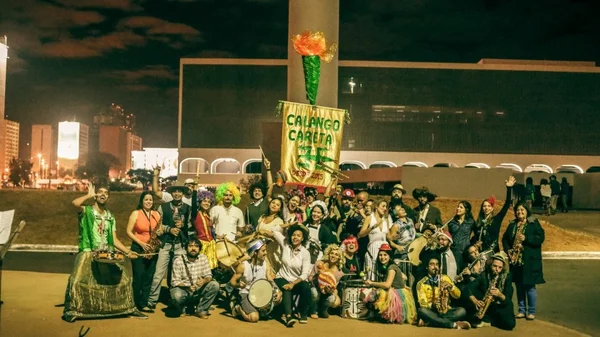 Brasília já vive um eterno Carnaval: pernas de pau e uma orquestra formam o Bloco do Calango Careta
