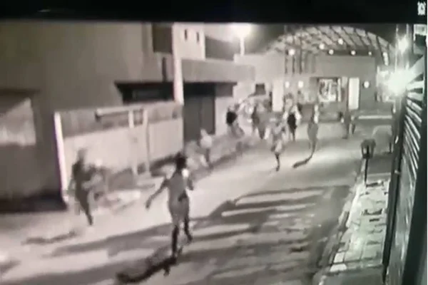 Pessoas correm desesperadas após o crime