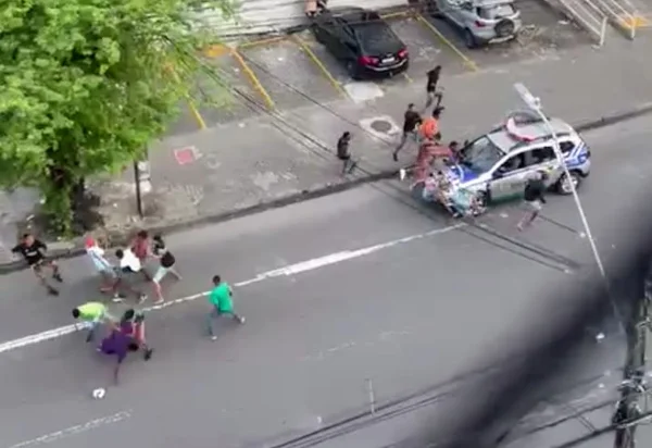 Imagem colorida do momento em que a PM atroplea o grupo - Metrópoles