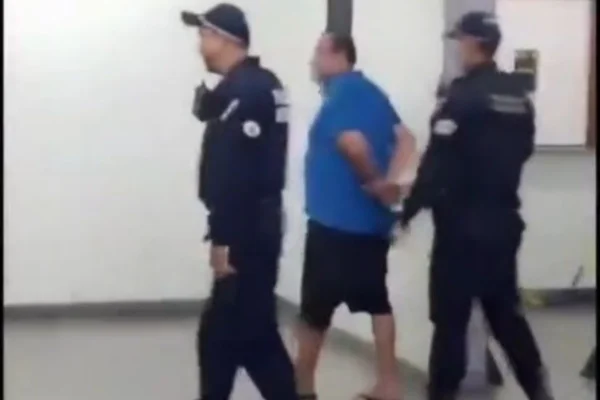 Tarado passa mão em mulher dentro de ônibus e toma “apavoro” de passageiros