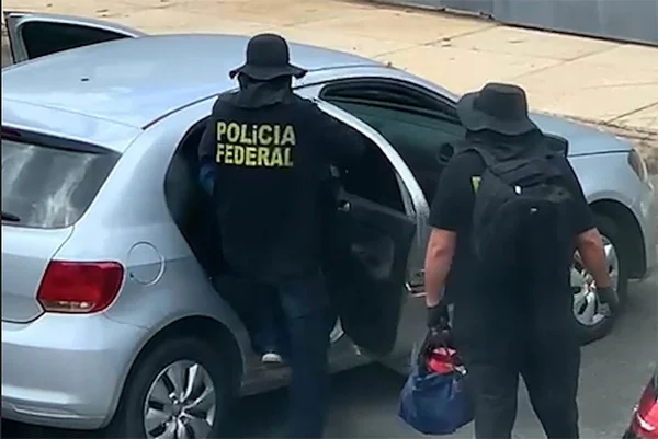 Bandidos usando colete da PF