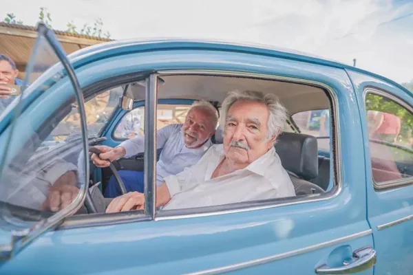 Pepe Mujica e Lula em fusca - Metrópoles