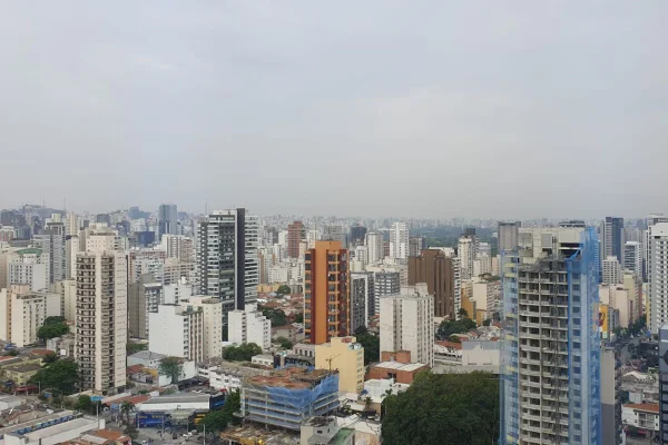 Imagem colorida mostra vista panorâmica com prédios altos e céu nublado - Metrópoles