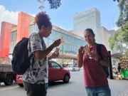 Mulheres tomam sorvete na Avenida Paulista, em São Paulo