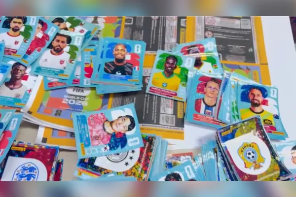 Polícia prende dupla que fabricava figurinhas falsas da Copa no Rio