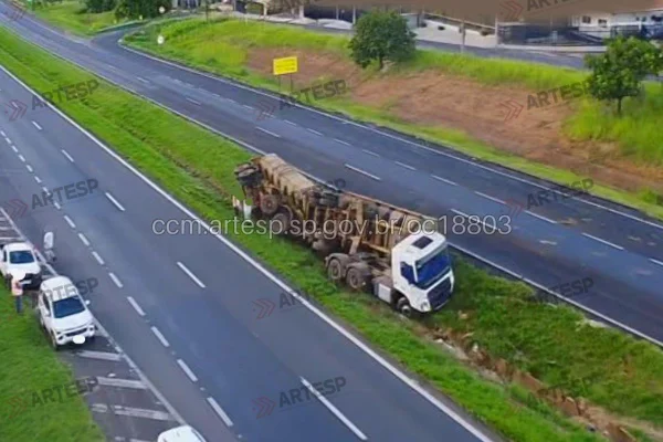 A Prefeitura de Rio Preto foi acionada para conter impactos ambientais do espalhamento da carga de linhaça na rodovia. Ninguém ficou ferido - Metrópoles