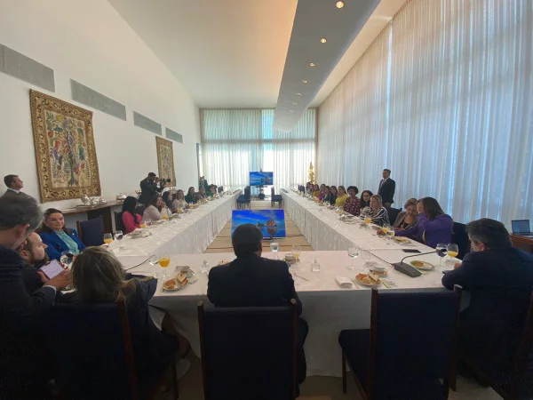 Mirando voto de mulheres, Bolsonaro recebe bancada feminina da Câmara