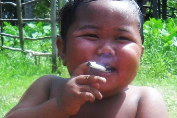 Após 10 anos, Geraldo Luís mostra bebê que fumava 40 cigarros por dia