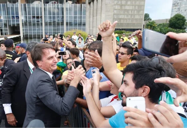 Vaquinha on-line: fãs pedem ajuda para vir à posse de Bolsonaro