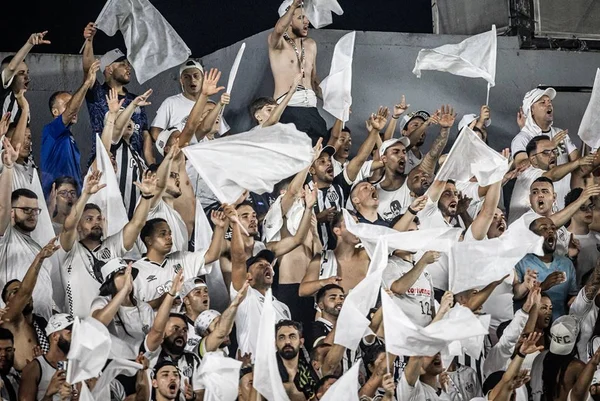 Santistas invadem Vila Belmiro no dia seguinte após rebaixamento