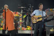 Liam Gallagher em show no Reino Unido ao lado do Coldplay