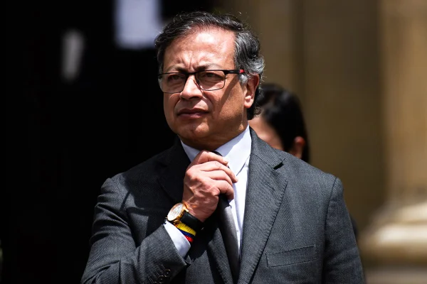 Chamado de terrorista por Milei, Petro expulsa diplomatas argentinos