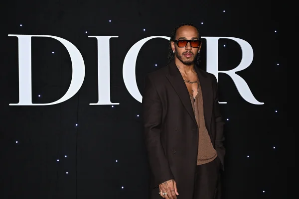 Corredor Lewis Hamilton se torna embaixador da Dior moda - Metrópoles