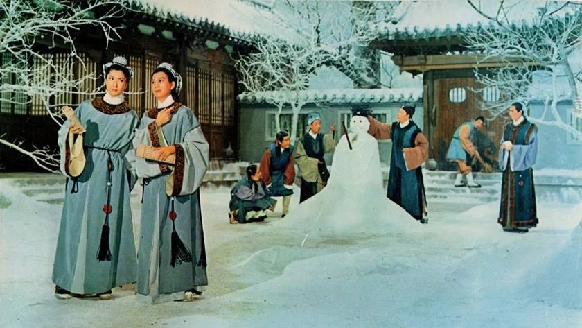 <b>O Amor Eterno (1963), de Han Hsiang Li</b>. Um dos gêneros mais populares de Hong Kong nos anos 1960 era a opereta. Baseado na história dos amantes da borboleta, uma das mais famosas do folclore chinês, o longa consegue aquele equilíbrio raro entre tradição e modernidade – ou, melhor dizendo: um filme que quanto mais
adere à tradição, mais moderno se revela <b>O Amor Eterno (1963), de Han Hsiang Li</b>. Um dos gêneros mais populares de Hong Kong nos anos 1960 era a opereta. Baseado na história dos amantes da borboleta, uma das mais famosas do folclore chinês, o longa consegue aquele equilíbrio raro entre tradição e modernidade – ou, melhor dizendo: um filme que quanto mais
adere à tradição, mais moderno se revela