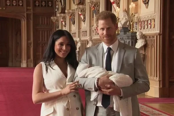 Meghan Markle e príncipe Harry mostram rosto do bebê real pela 1ª vez