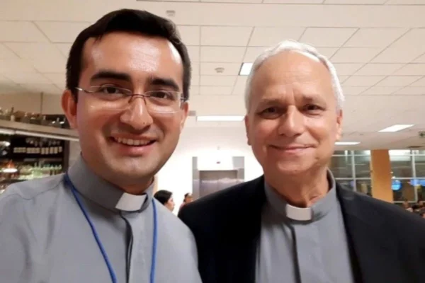 Foto colorida do papa Leão XIV com o novo secretário particular Edgard Iván Rimaycuna Inga - Metrópoles
