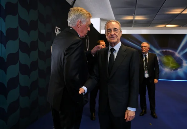 Foto colorida de Carlo Ancelotti e Florentino Perez - Metrópoles