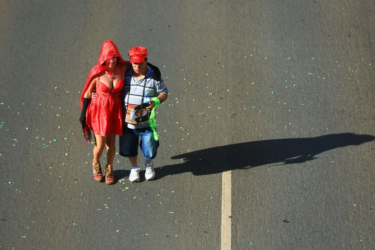 Foliões tomam as ruas de Brasília no segundo dia de carnaval - imagem 24 Foliões tomam as ruas de Brasília no segundo dia de carnaval - imagem 24