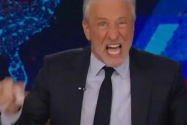 Foto colorida de Jon Stewart - Metrópoles