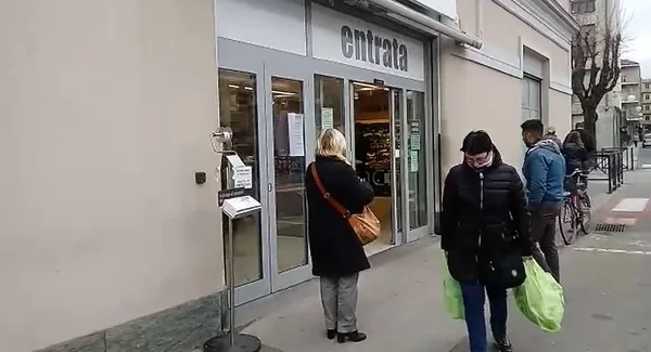 Italianos pegam senha e esperam ser chamados para entrar em supermercado