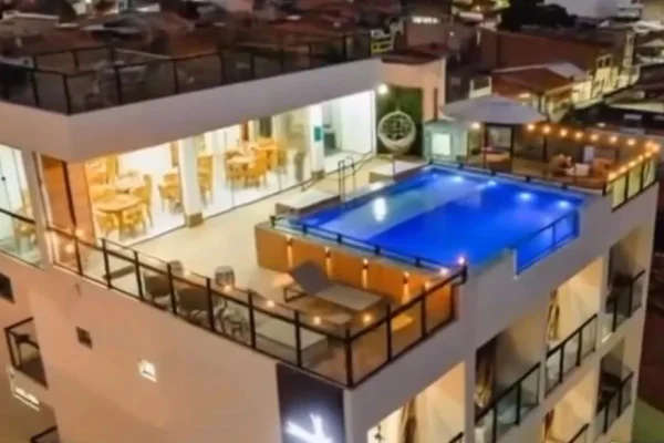 Imagens coloridas mostram foto, feita do alto, de quarto de hotel, com piscina