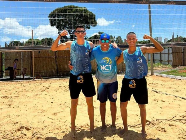 Imagem colorida de atletas do projeto social NCT Vôlei de Praia, convocados para a seleção brasileira de vôlei de praia- Metrópoles
