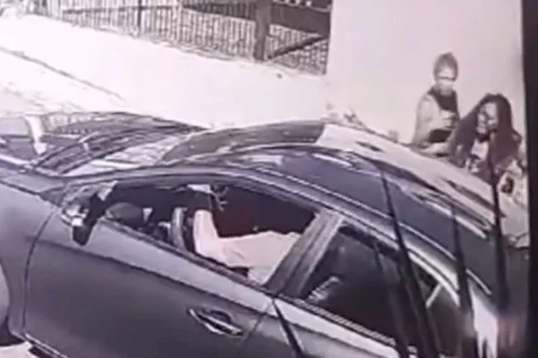 Imagem em preto e branco de câmera de segurança mostra duas mulheres negras, uma delas assessora da deputada Erika Hilton, discutindo com um homem dentro de um carro que proferiu ofensas racistas contra elas - Metrópoles