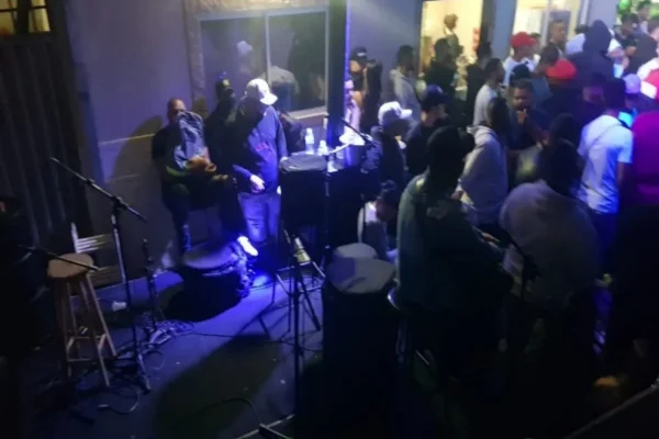 Covid-19: show de pagode com 400 pessoas é interrompido em BH