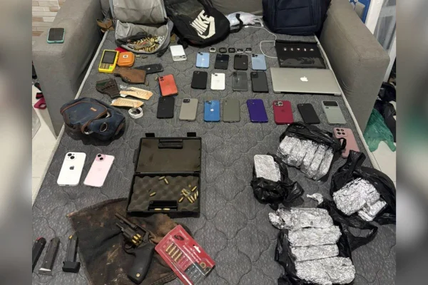Imagem colorida mostra celulares encontrados em casa cofre em Paraísópolis - Metrópoles