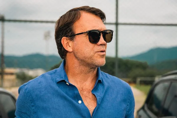 Petkovic posa de camisa azul e óculos escuros - Metrópoles