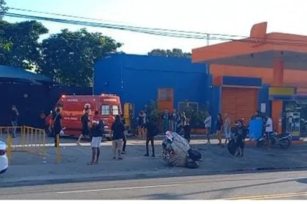 Imagem colorida onde tem uma viatura de SAMU e pessoas em volta