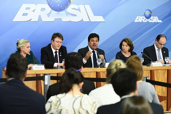 MEC volta atrás e diz que não vai cortar disciplinas do ensino médio