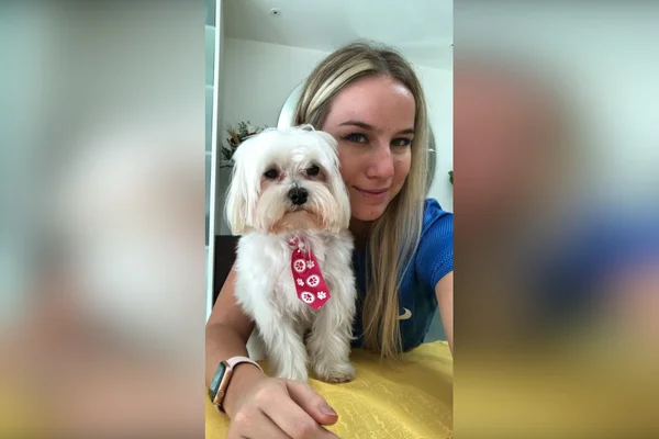 mulher com cachorro