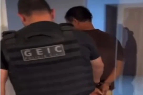 Pedreiro suspeito de matar ex-sogros com 17 facadas é preso. Vídeo