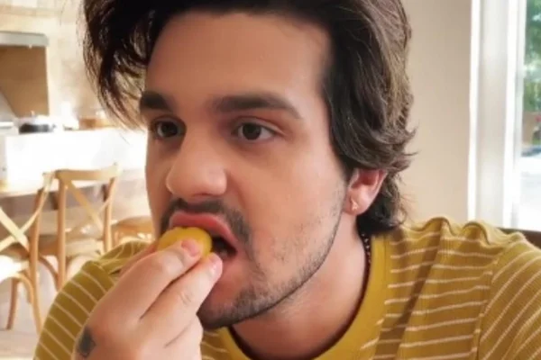 Luan Santana ensina fãs a comer pequi: “Essa boquinha trabalha”